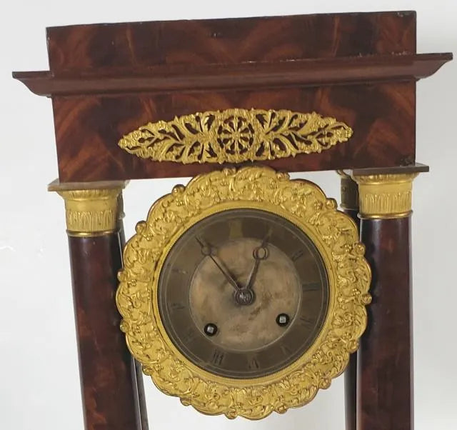 TK2-060: EARLY 19TH CENTURY FRENCH DIRECTOIRE MAHOGANY MANTLE CLOCK W/ GILT BRONZE ORMOLU MOUNTS