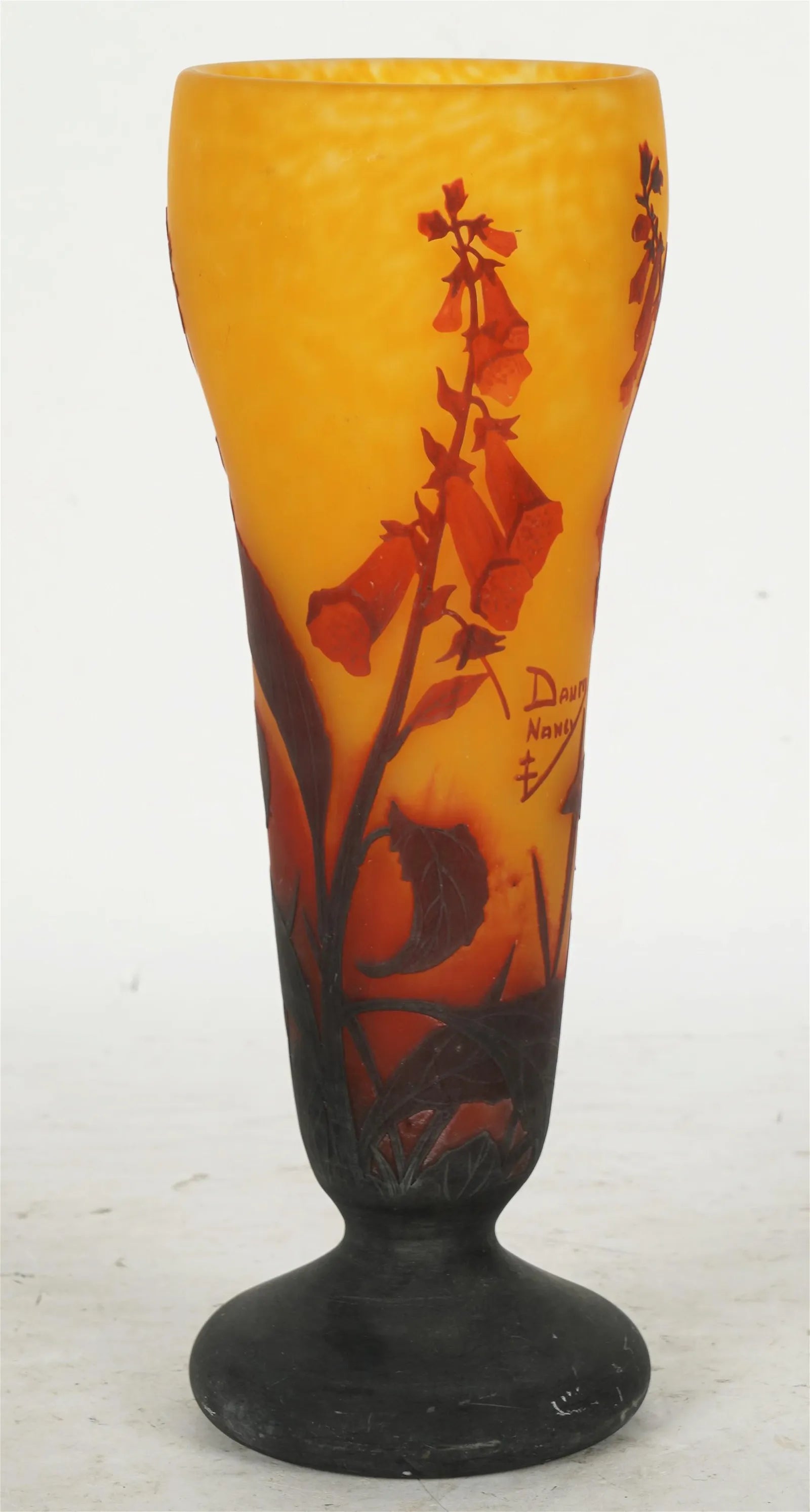 DA4-007: EARLY 20TH CENTURY FRENCH DAUM NANCY CAMEO GLASS VASE