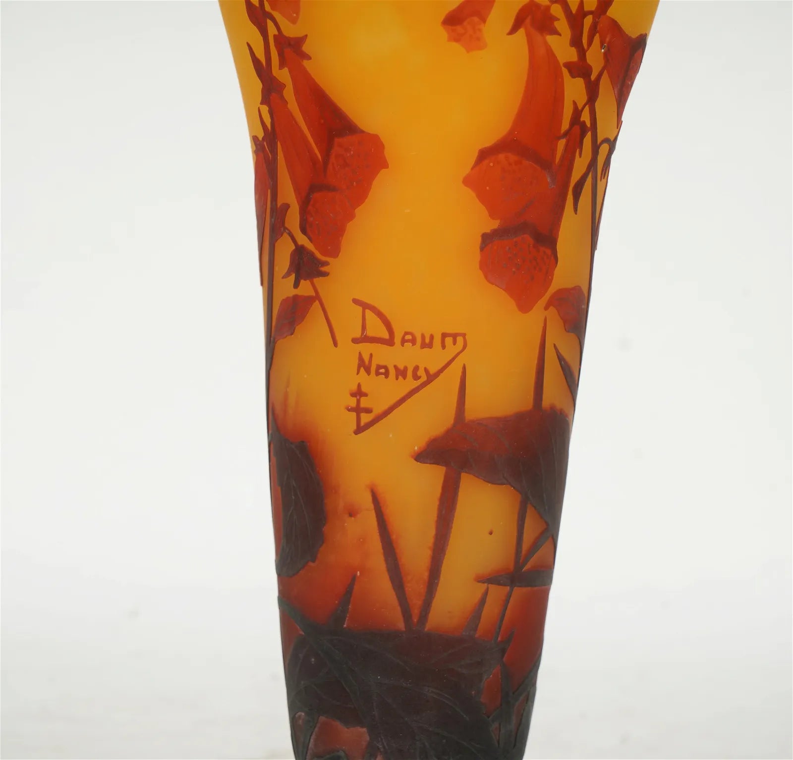 DA4-007: EARLY 20TH CENTURY FRENCH DAUM NANCY CAMEO GLASS VASE