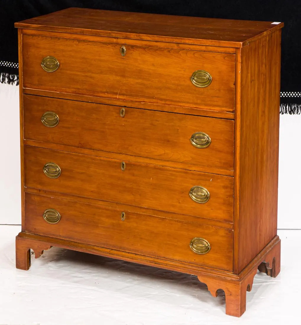 AF4-030: ANTIQUE LATE 18TH C AMERICAN FEDERAL MAPLE CHEST OF DRAWERS