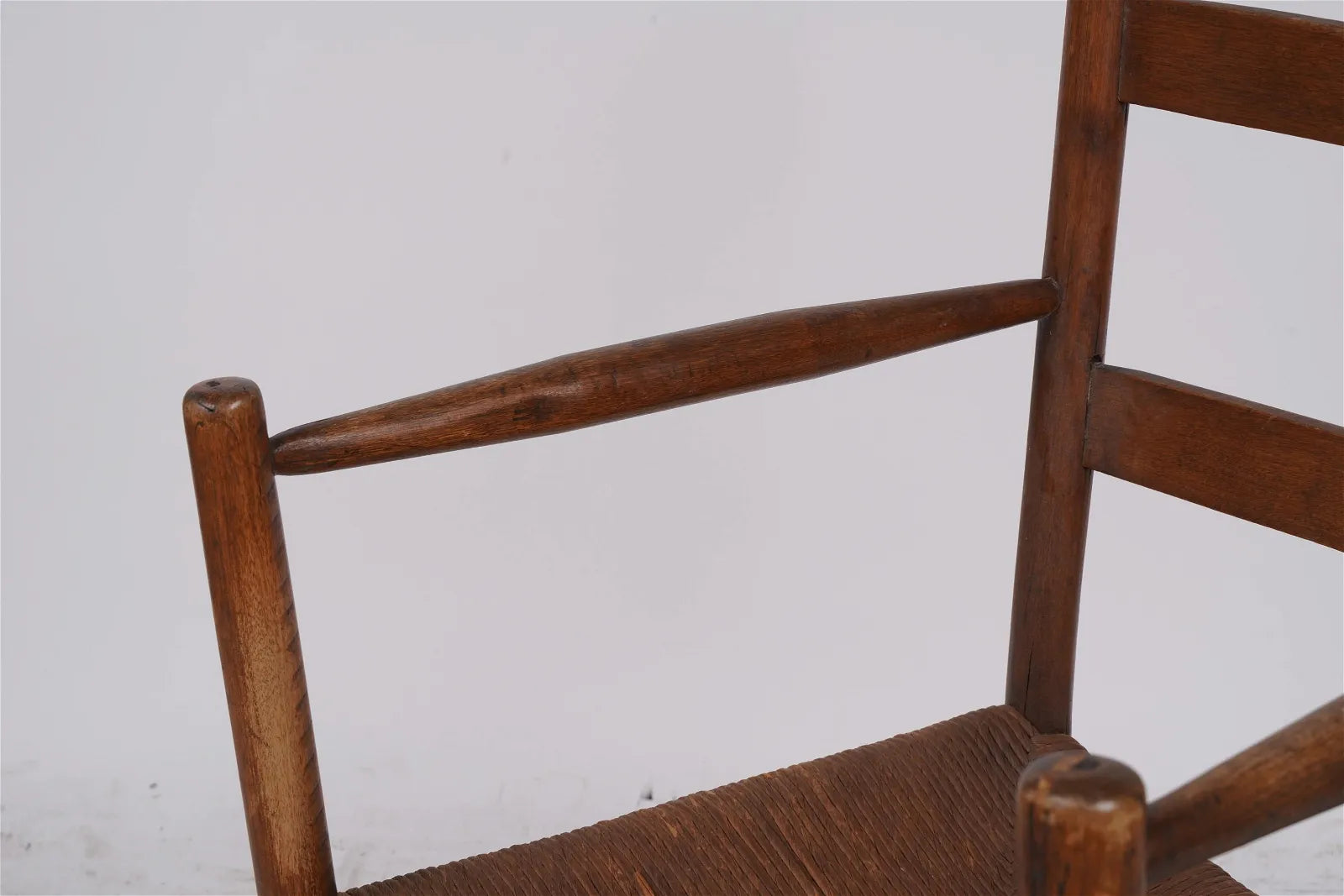 AF2-040: Antique 18th Century American Colonial Ladder Back Arm Chair w/ Woven Rush Seat