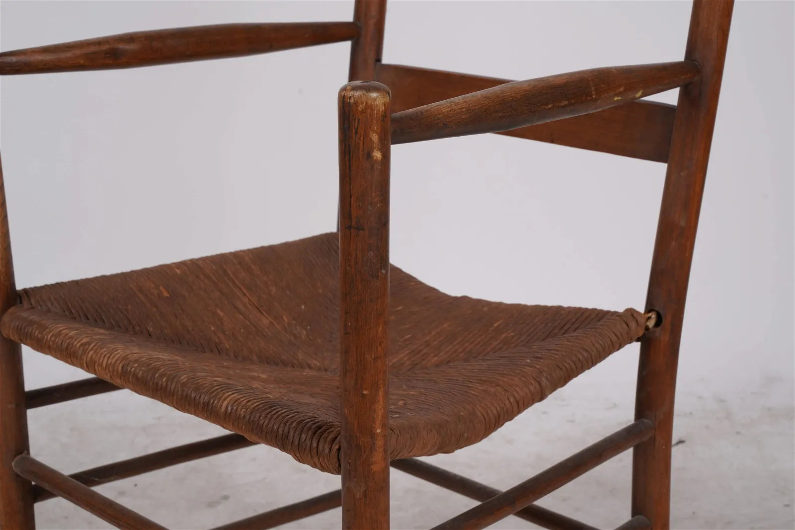 AF2-040: Antique 18th Century American Colonial Ladder Back Arm Chair w/ Woven Rush Seat