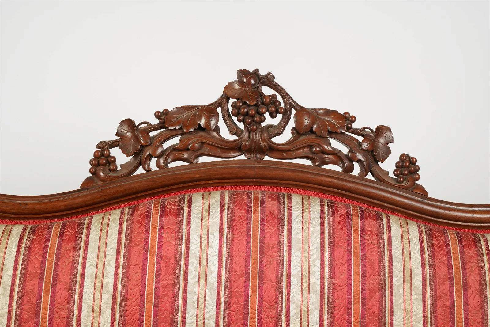 AF2-265: Antique Mid 19th C American Victorian Rococo Revival Carved Walnut Upholstered Sofa