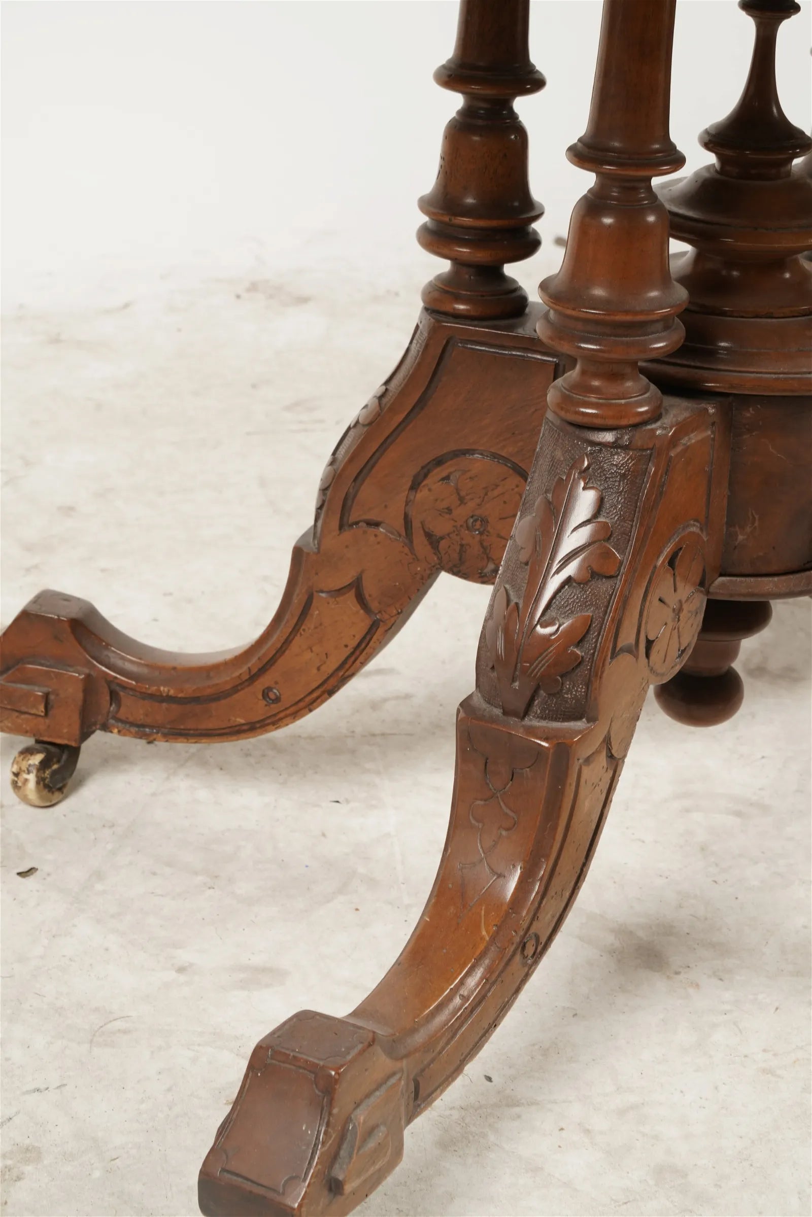 AF1-087:  ANTIQUE MID TO LATE 19TH CENTURY ENGLISH VICTORIAN BURL WALNUT TILT-TOP CENTER TABLE