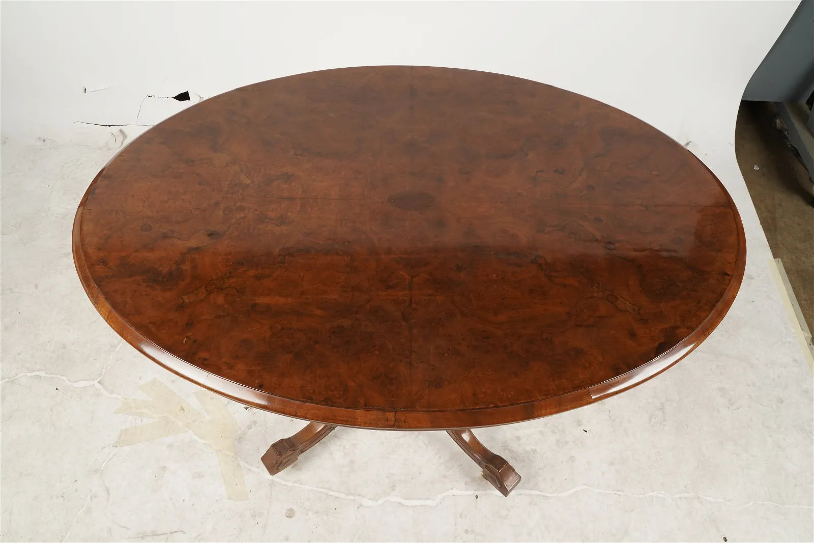 AF1-087:  ANTIQUE MID TO LATE 19TH CENTURY ENGLISH VICTORIAN BURL WALNUT TILT-TOP CENTER TABLE