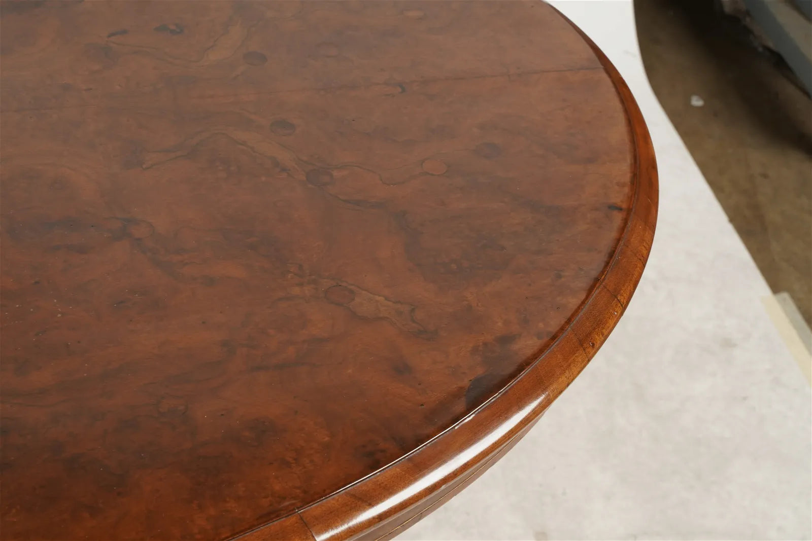 AF1-087:  ANTIQUE MID TO LATE 19TH CENTURY ENGLISH VICTORIAN BURL WALNUT TILT-TOP CENTER TABLE