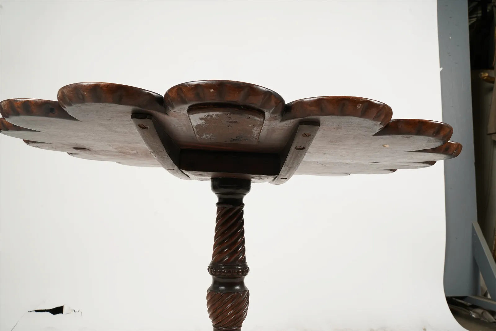 AF1-040:  Antique Late 18th Century Expertly Carved American Mahogany Tilt-Top Tripod Piecrust Table