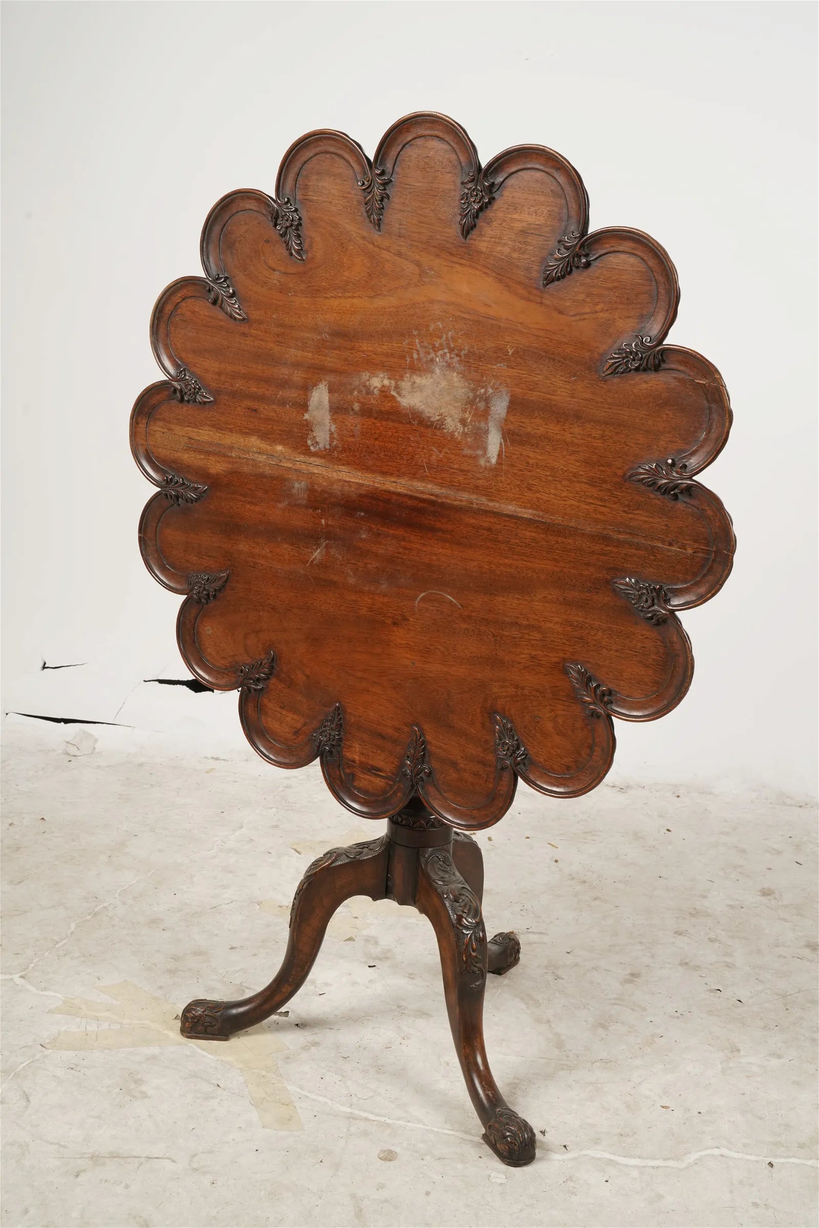 AF1-040:  Antique Late 18th Century Expertly Carved American Mahogany Tilt-Top Tripod Piecrust Table