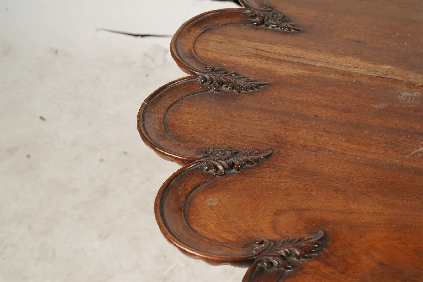 AF1-040:  Antique Late 18th Century Expertly Carved American Mahogany Tilt-Top Tripod Piecrust Table