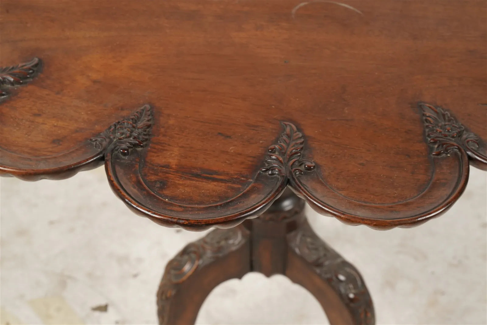 AF1-040:  Antique Late 18th Century Expertly Carved American Mahogany Tilt-Top Tripod Piecrust Table