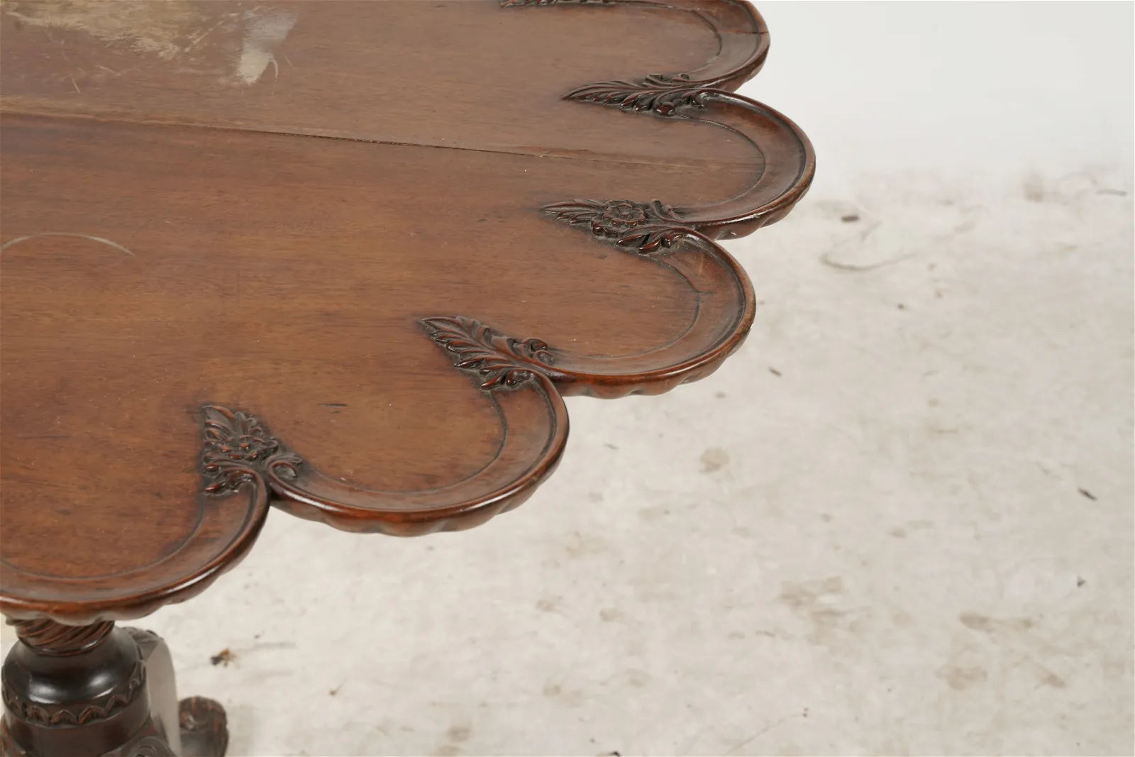 AF1-040:  Antique Late 18th Century Expertly Carved American Mahogany Tilt-Top Tripod Piecrust Table