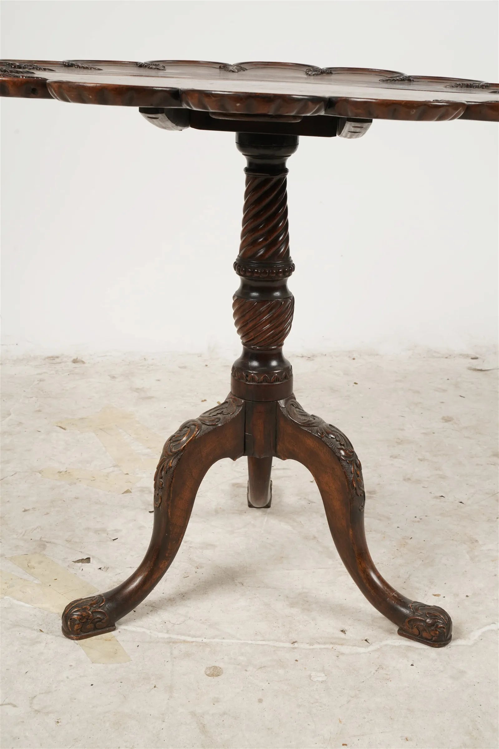 AF1-040:  Antique Late 18th Century Expertly Carved American Mahogany Tilt-Top Tripod Piecrust Table