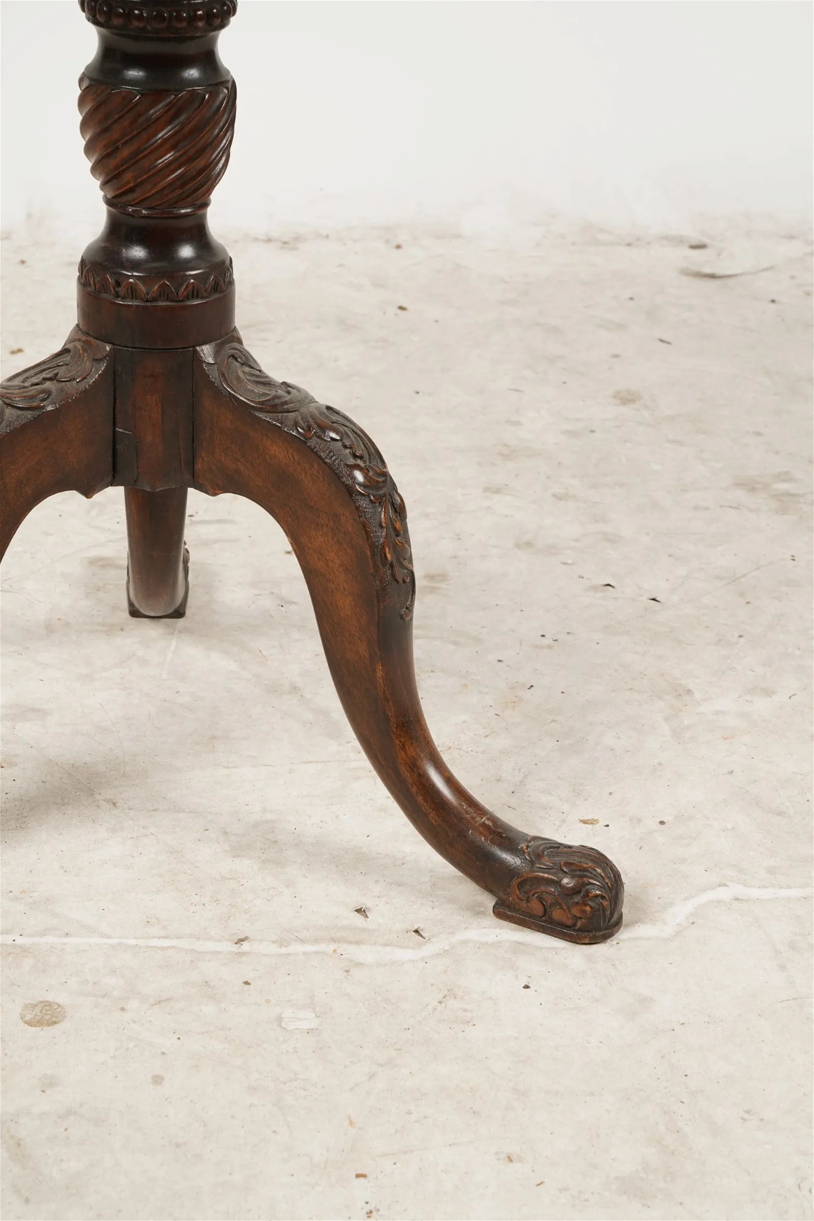 AF1-040:  Antique Late 18th Century Expertly Carved American Mahogany Tilt-Top Tripod Piecrust Table