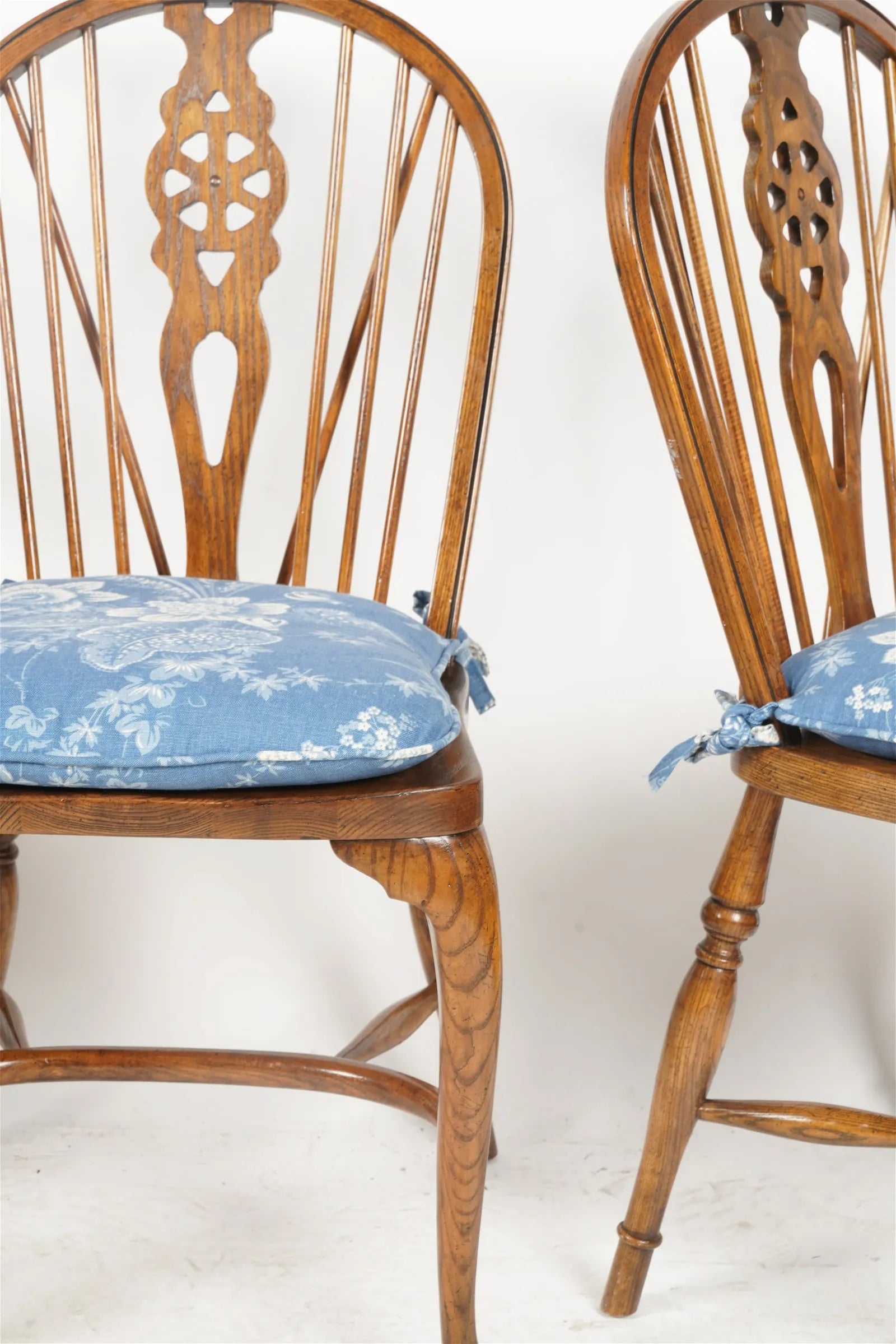 AF2-042: Antique Set of 8 Late 20th C English Oak Windsor Chairs With Cabriole Feet