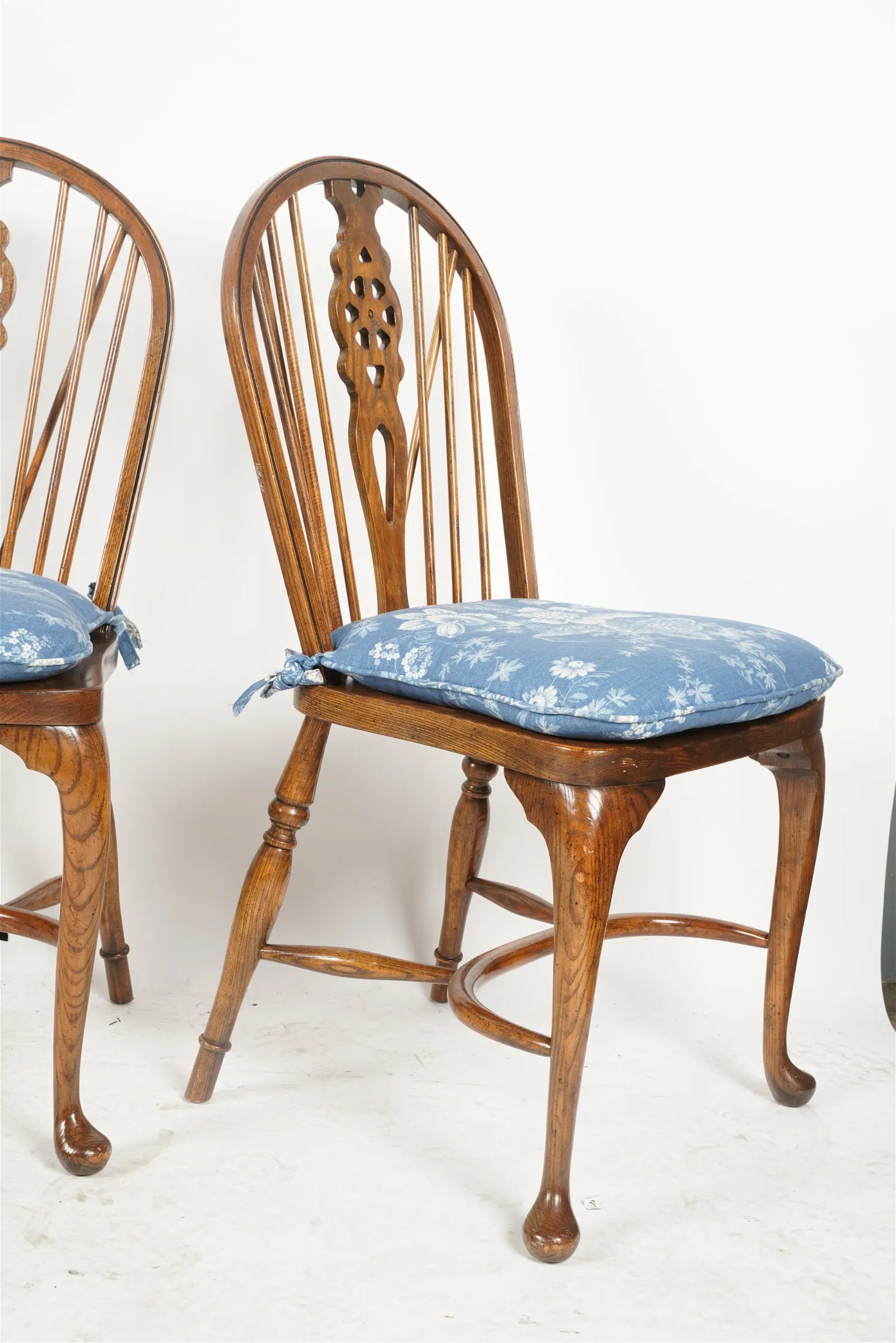 AF2-042: Antique Set of 8 Late 20th C English Oak Windsor Chairs With Cabriole Feet