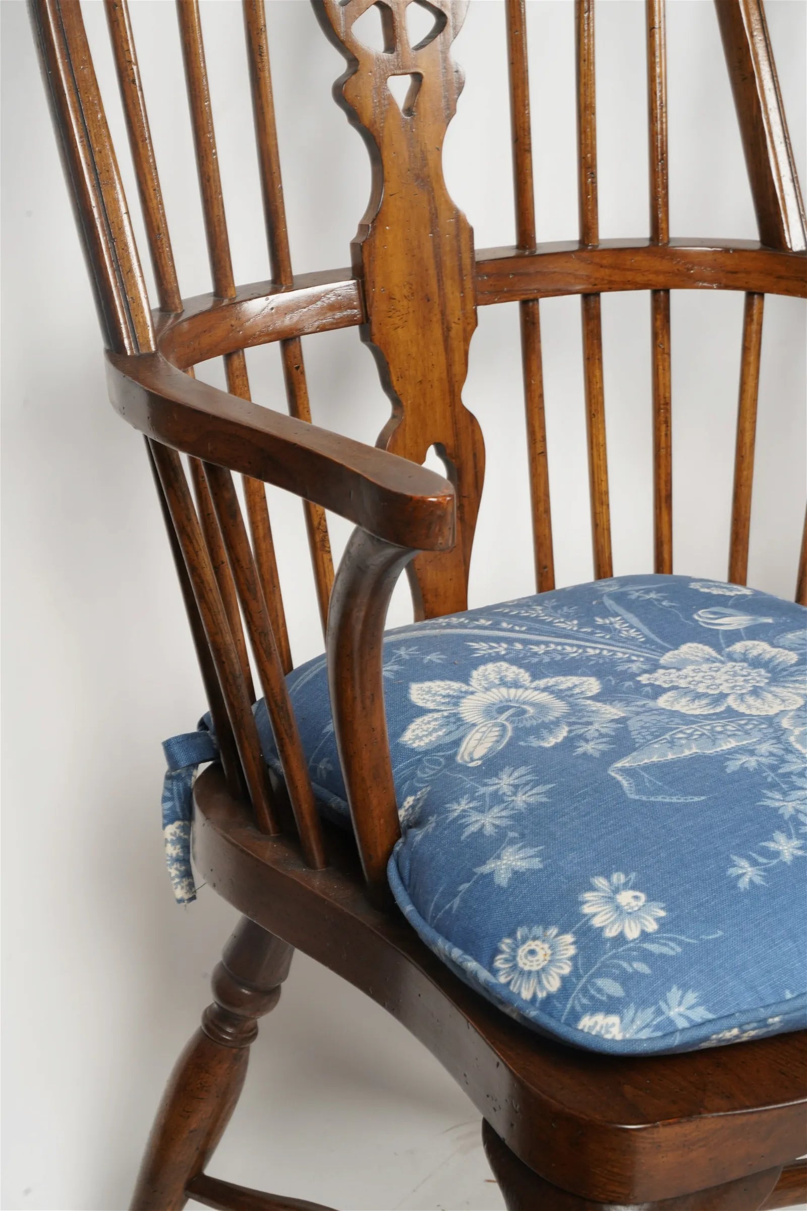 AF2-042: Antique Set of 8 Late 20th C English Oak Windsor Chairs With Cabriole Feet