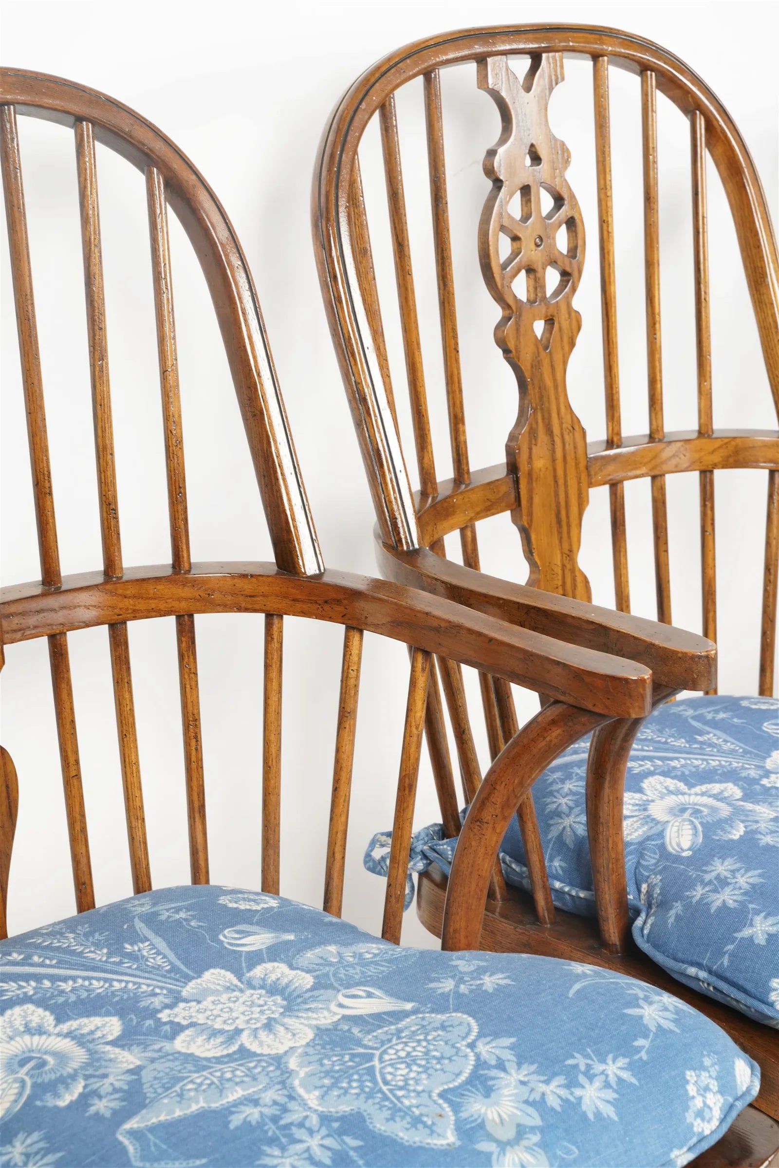 AF2-042: Antique Set of 8 Late 20th C English Oak Windsor Chairs With Cabriole Feet