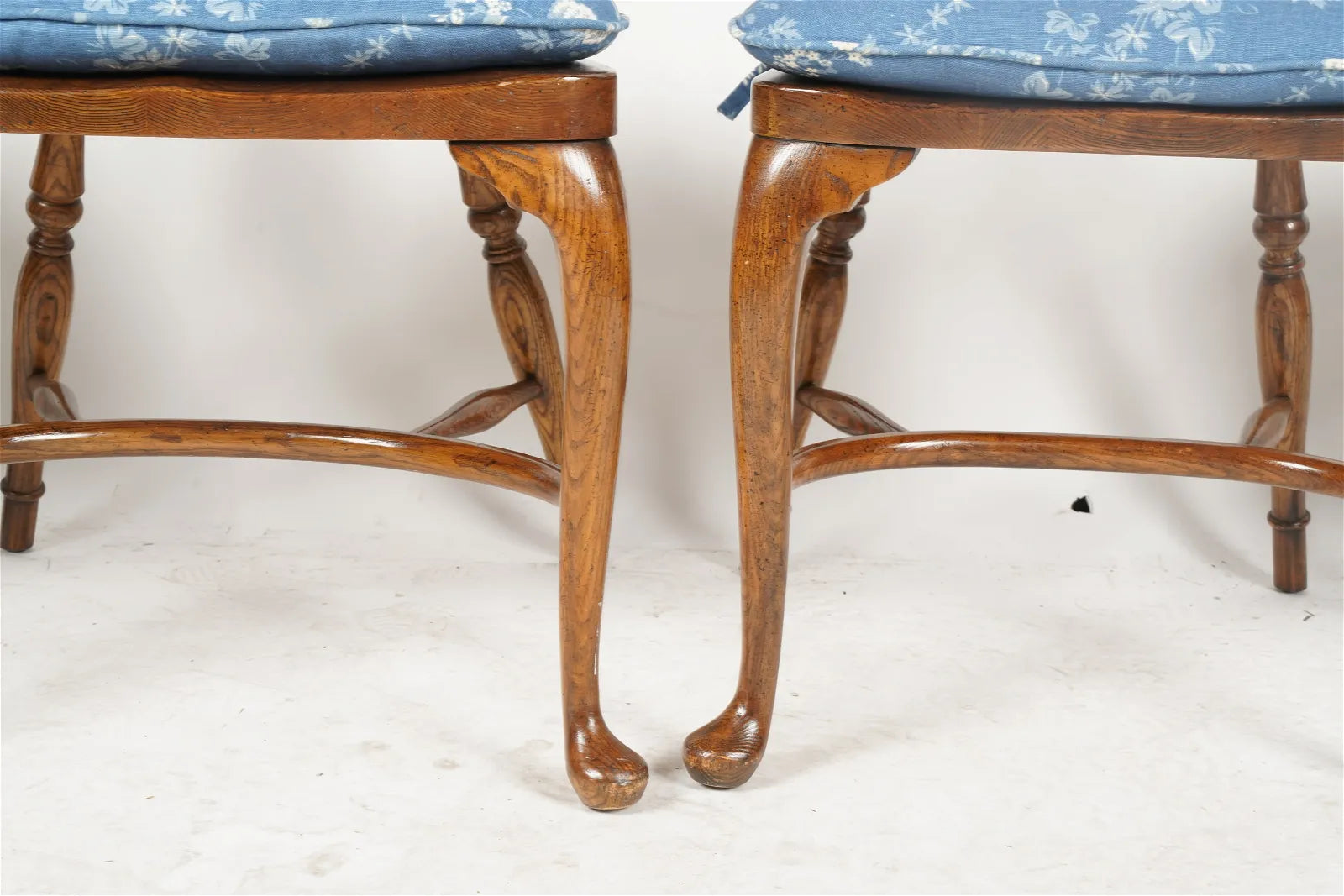 AF2-042: Antique Set of 8 Late 20th C English Oak Windsor Chairs With Cabriole Feet