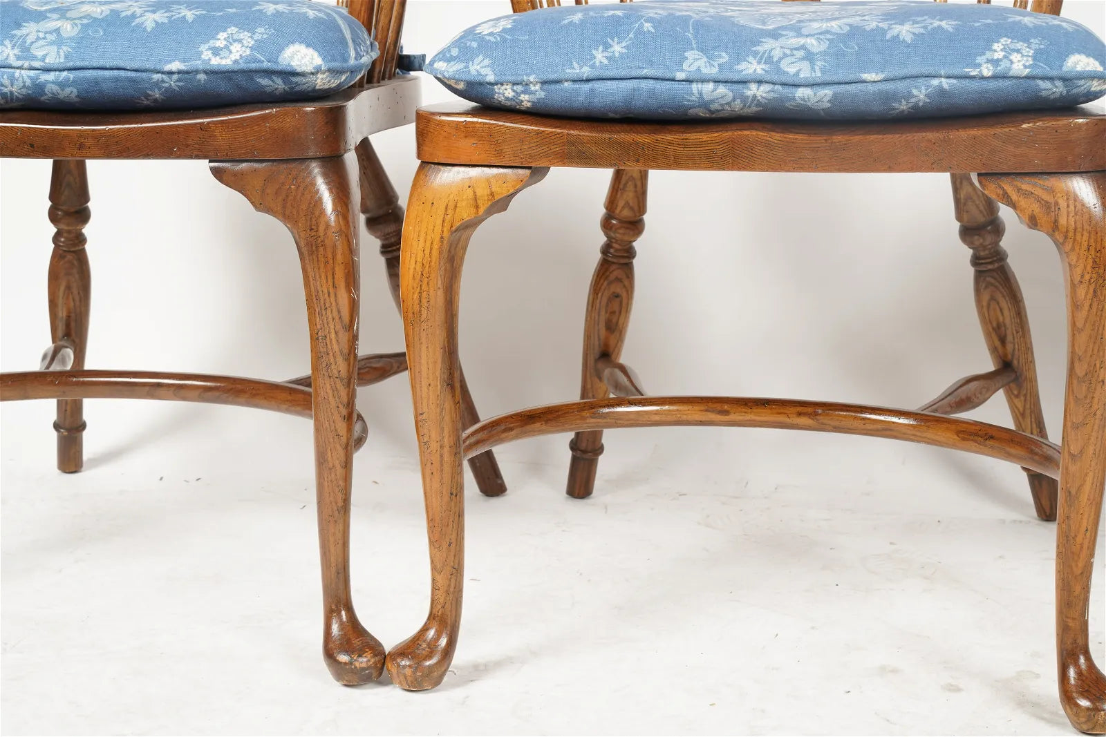 AF2-042: Antique Set of 8 Late 20th C English Oak Windsor Chairs With Cabriole Feet