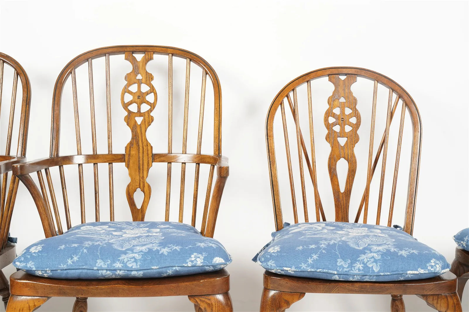 AF2-042: Antique Set of 8 Late 20th C English Oak Windsor Chairs With Cabriole Feet