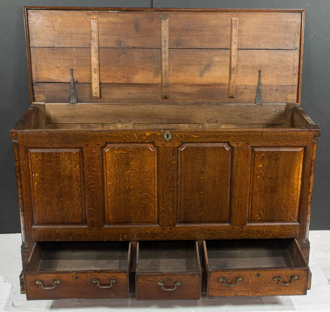 AF4-004: Antique Late 18th Century English Georgian Quarter Sawn Oak Blanket Chest