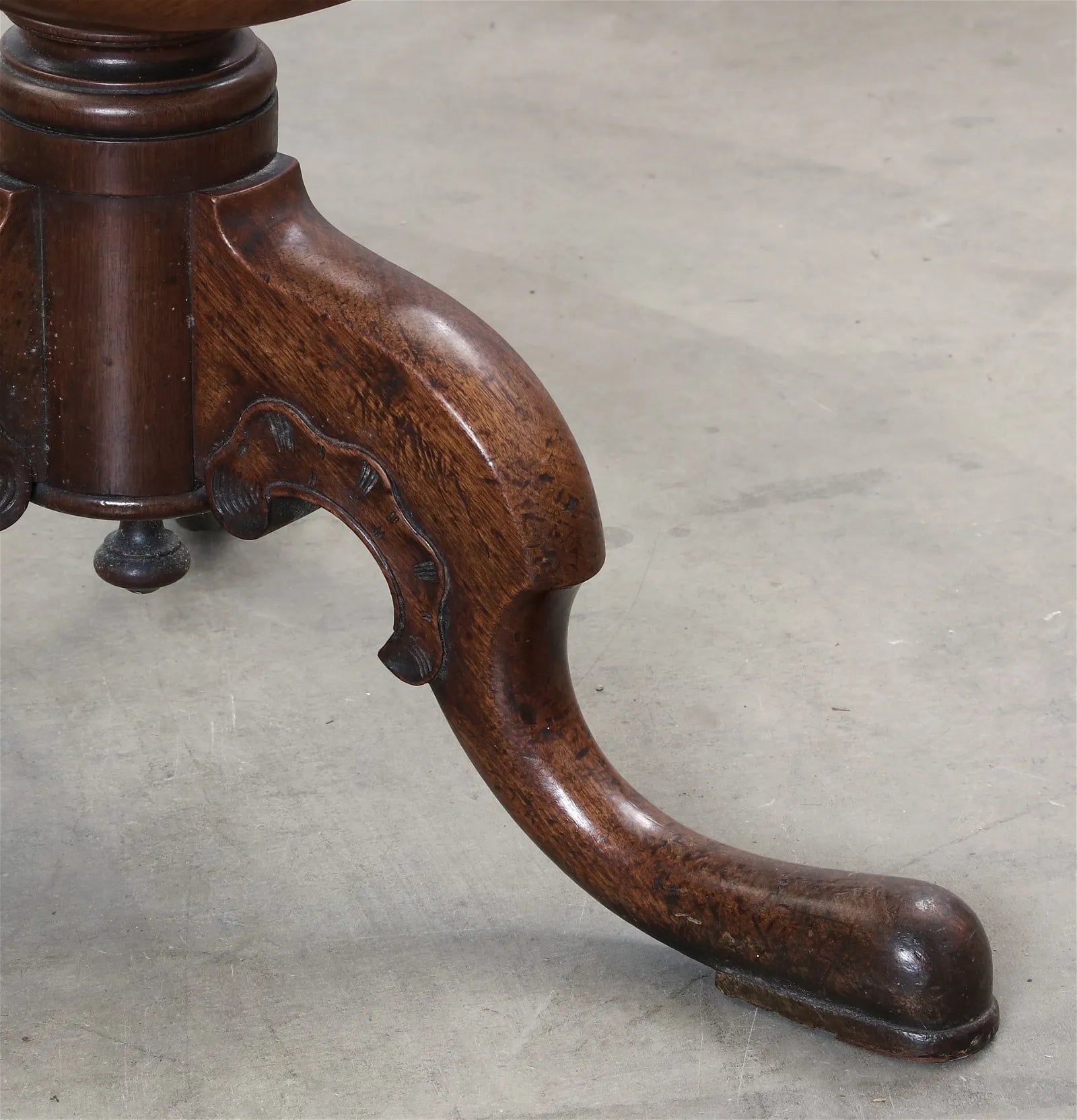 AF1-128:  Antique Late 18th Century George III Mahogany Tilt Top Tripod Table