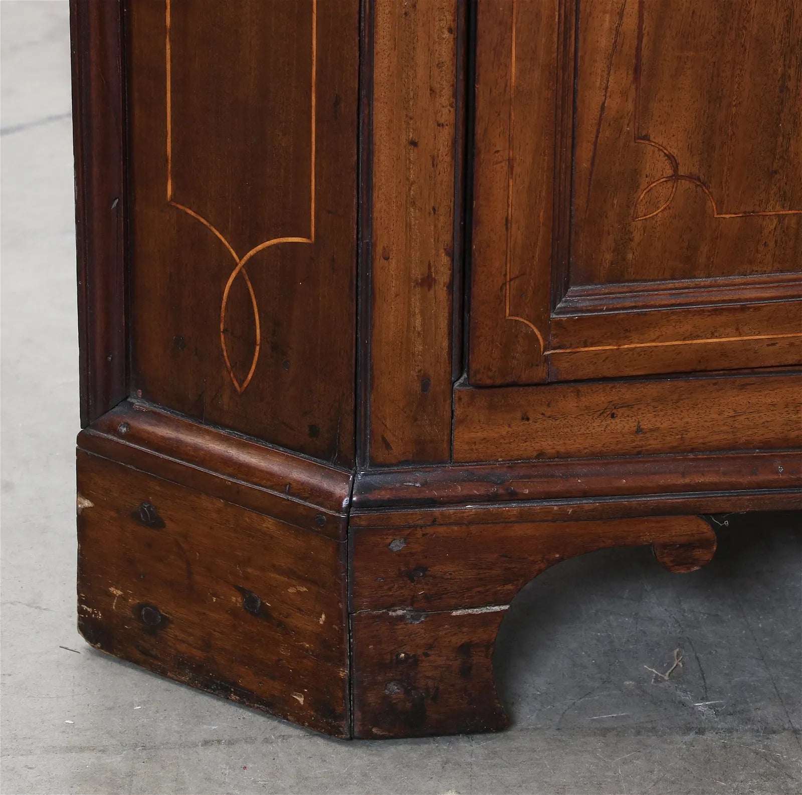 AF3-011: Antique Late 18th Century American Federal Inlaid Mahogany Corner Cabinet