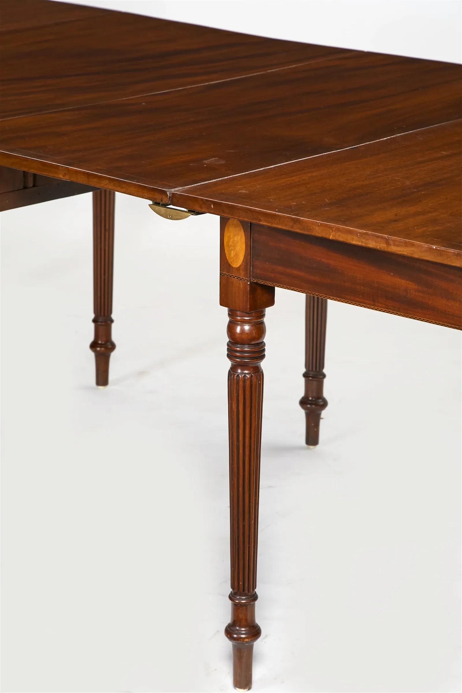 AF1-028: ANTIQUE EARLY 19TH CENTURY AMERICAN SHERATON INLAY MAHOGANY BANQUET DINING TABLE