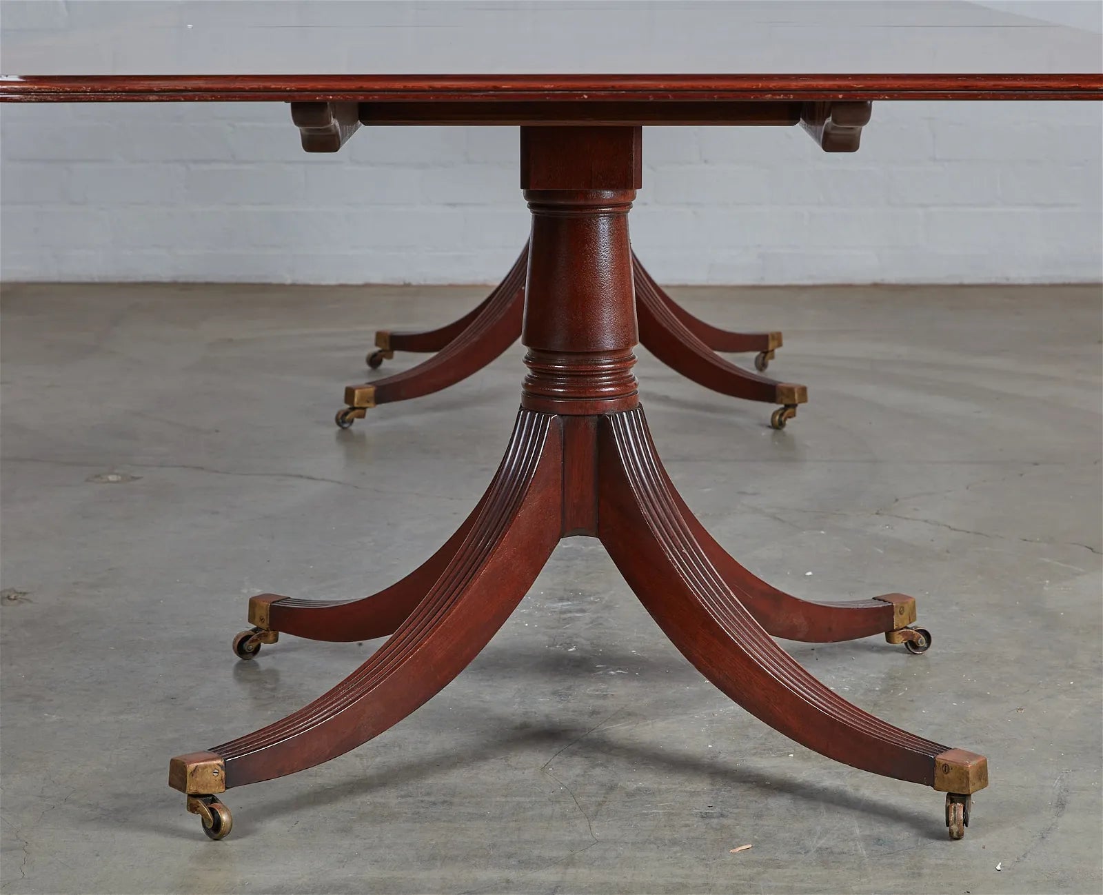 AF1-395: 20th Century English Georgian Double Pedestal Mahogany Dining Table w/ Cross Banded Border & 2 Leaves