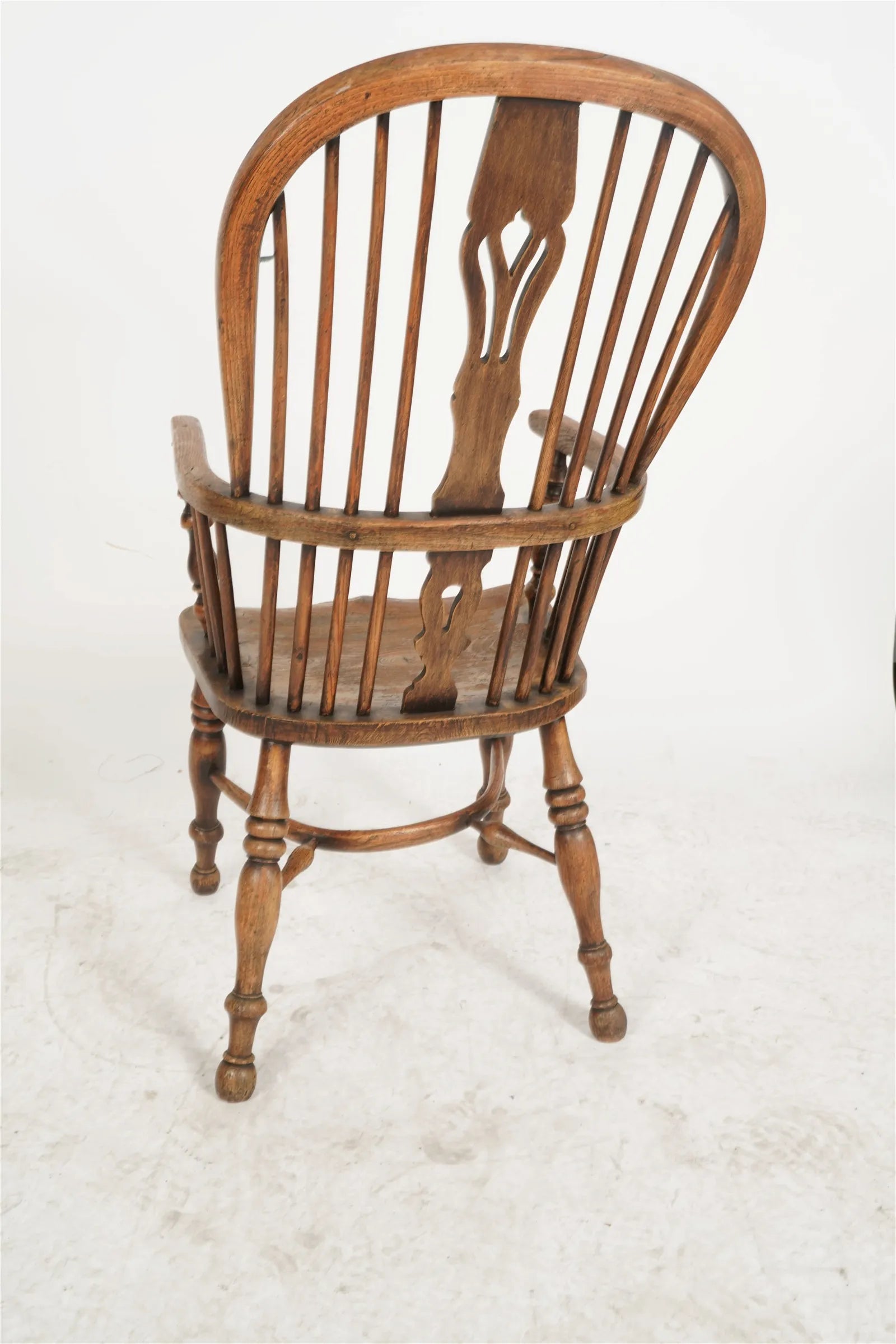 AF2-335: Antique Early 20th Century Pine English Fiddleback Windsor Armchair