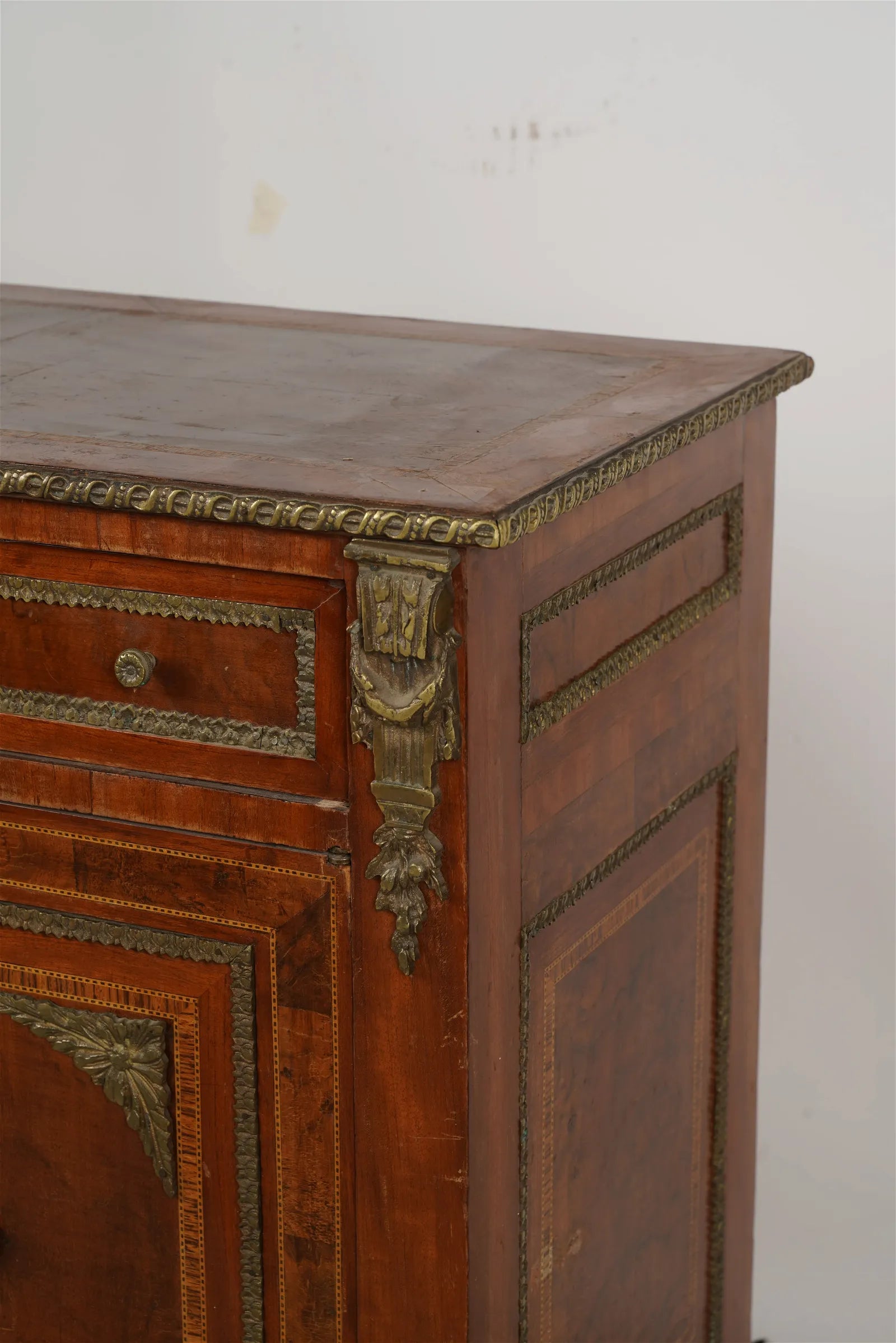 AF4-023: Antique Early 20th Century Louis XVI Gilt Metal Mounted Walnut Marquetry Bedside Commode