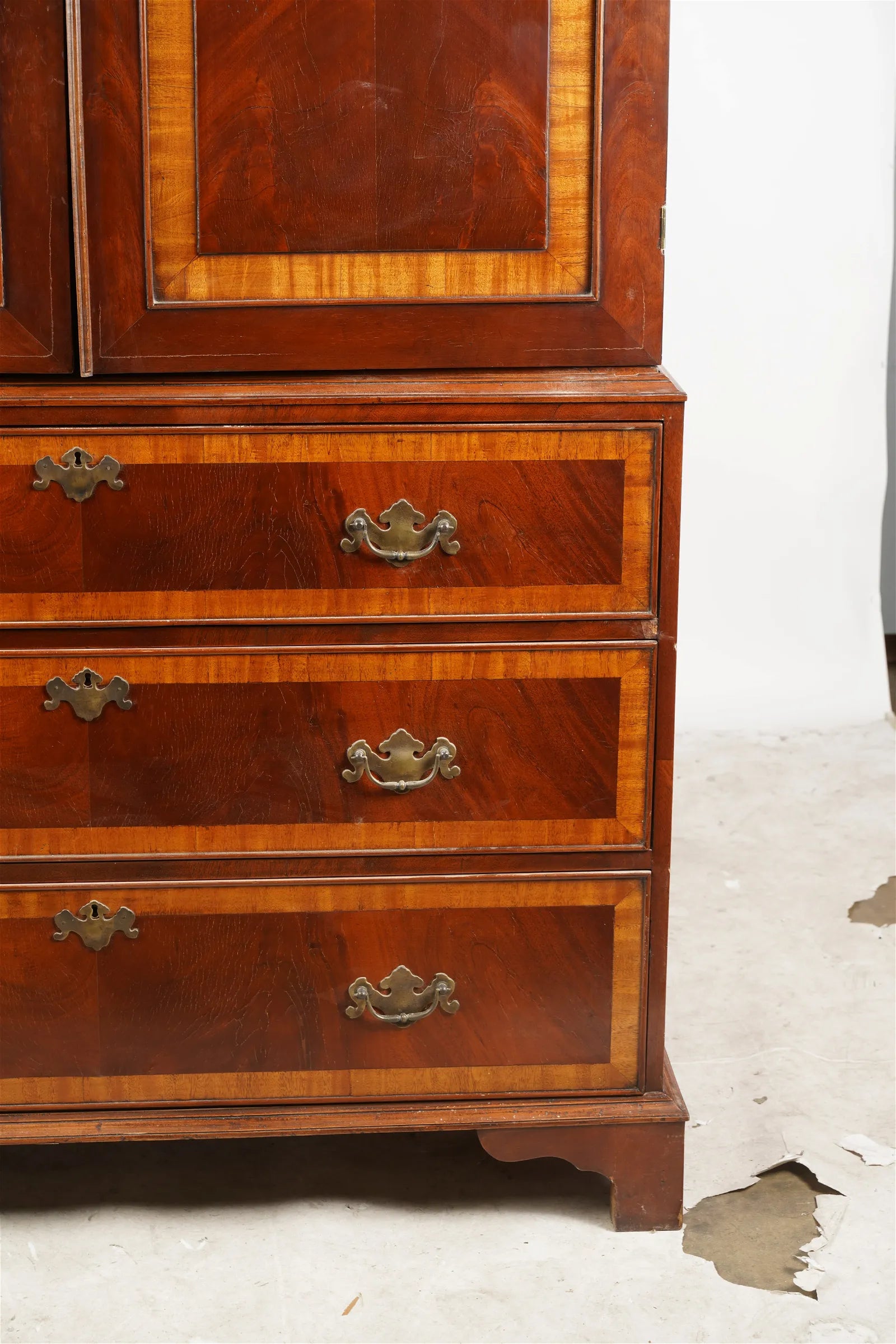 AF3-024: Late 20th Century English Georgian Mahogany & Satinwood Linen Press Entertainment Cabinet