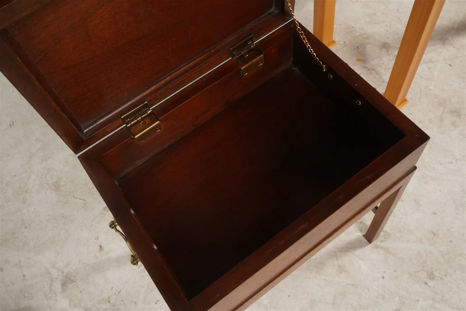 AF1-406: Late 20th Century Georgian Inlay Mahogany Box on Stand Side Table by Baker