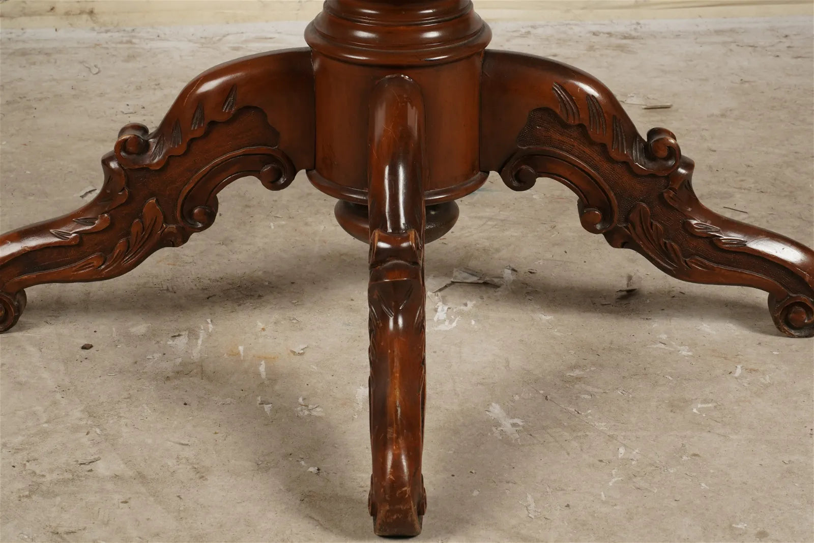 AF1-047: 20th Century Rococo Revival Pedestal Center / Dining Table