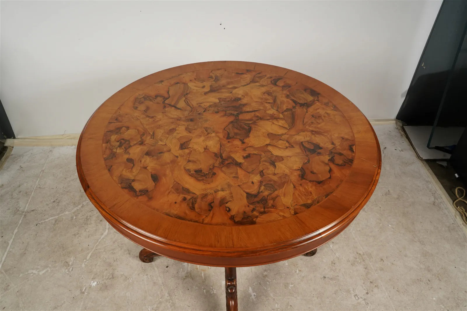 AF1-047: 20th Century Rococo Revival Pedestal Center / Dining Table