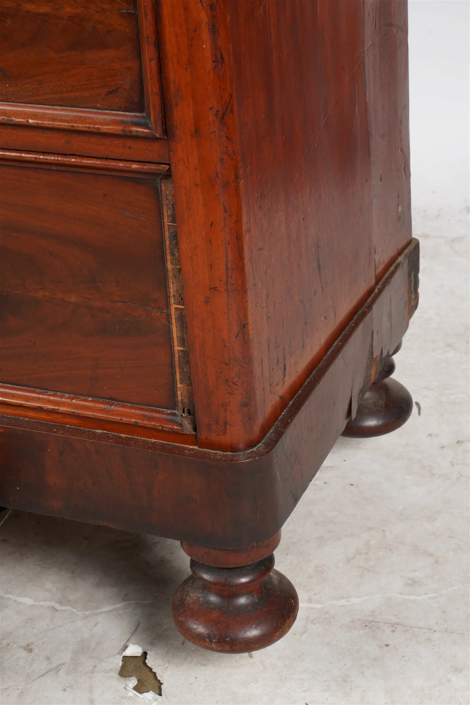 AF4-026: Early - Mid 19th C American Mahogany Sectioned Chest of Drawers