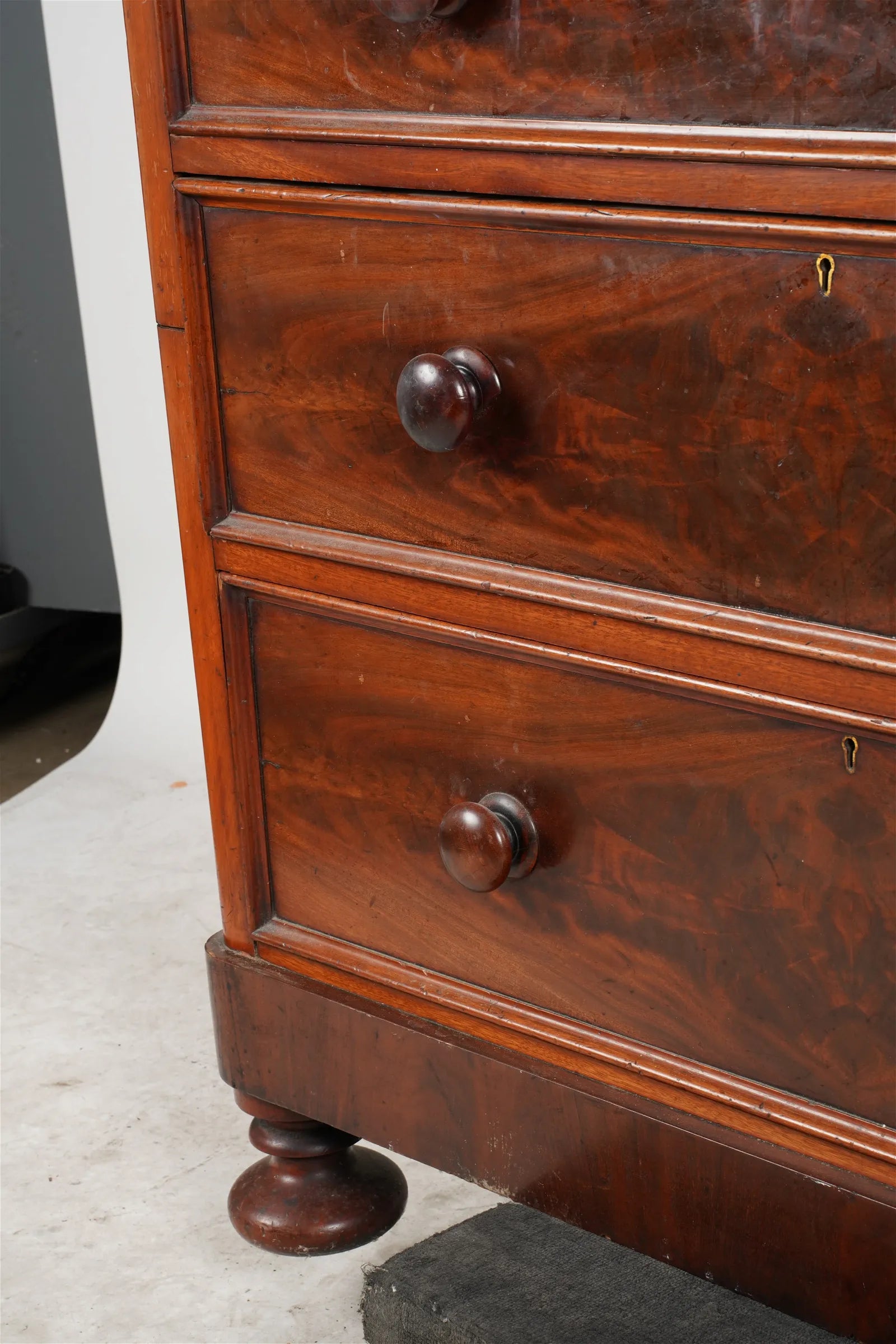 AF4-026: Early - Mid 19th C American Mahogany Sectioned Chest of Drawers