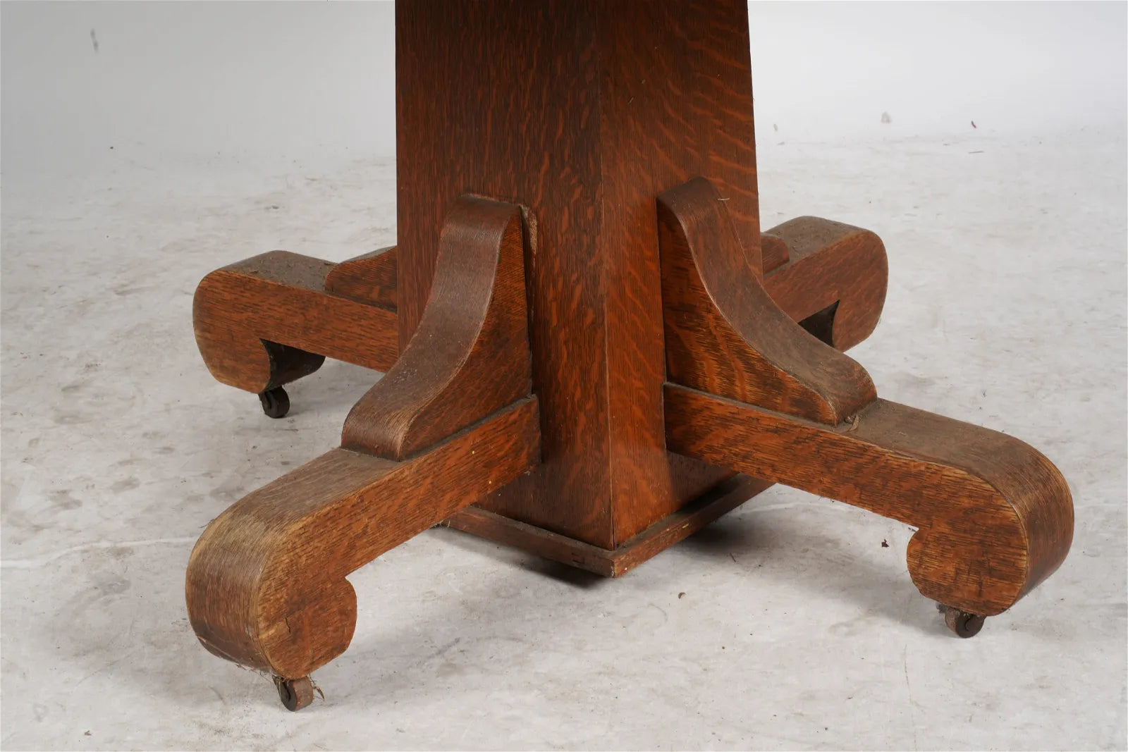 AF1-042: Circa 1900 American Arts & Crafts / Mission Quarter Sawn Oak Pedestal Table