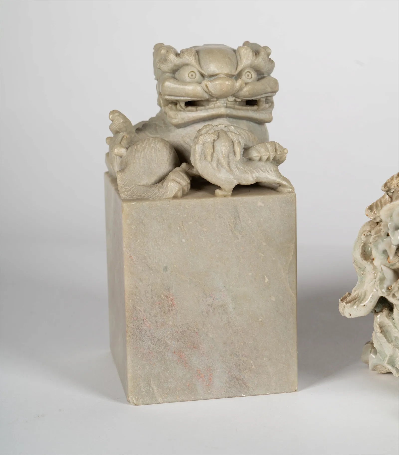 DA5-018: Pair of Chinese Carved Marble Foo Lions on Pedestals