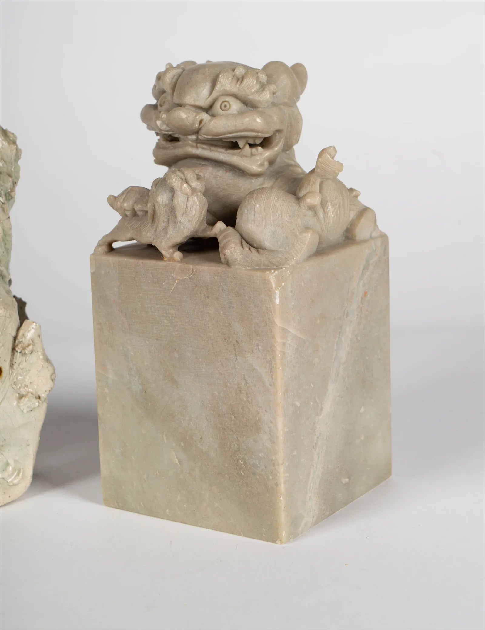 DA5-018: Pair of Chinese Carved Marble Foo Lions on Pedestals