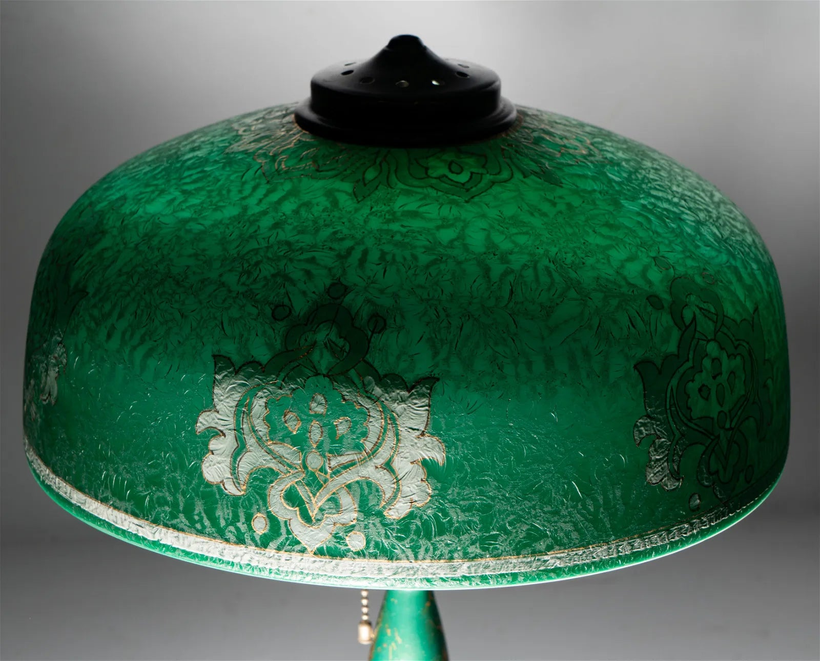 AL2-025: Circa 1920 Pittsburgh Table Lamp With Cased Green Chipped Ice Shade