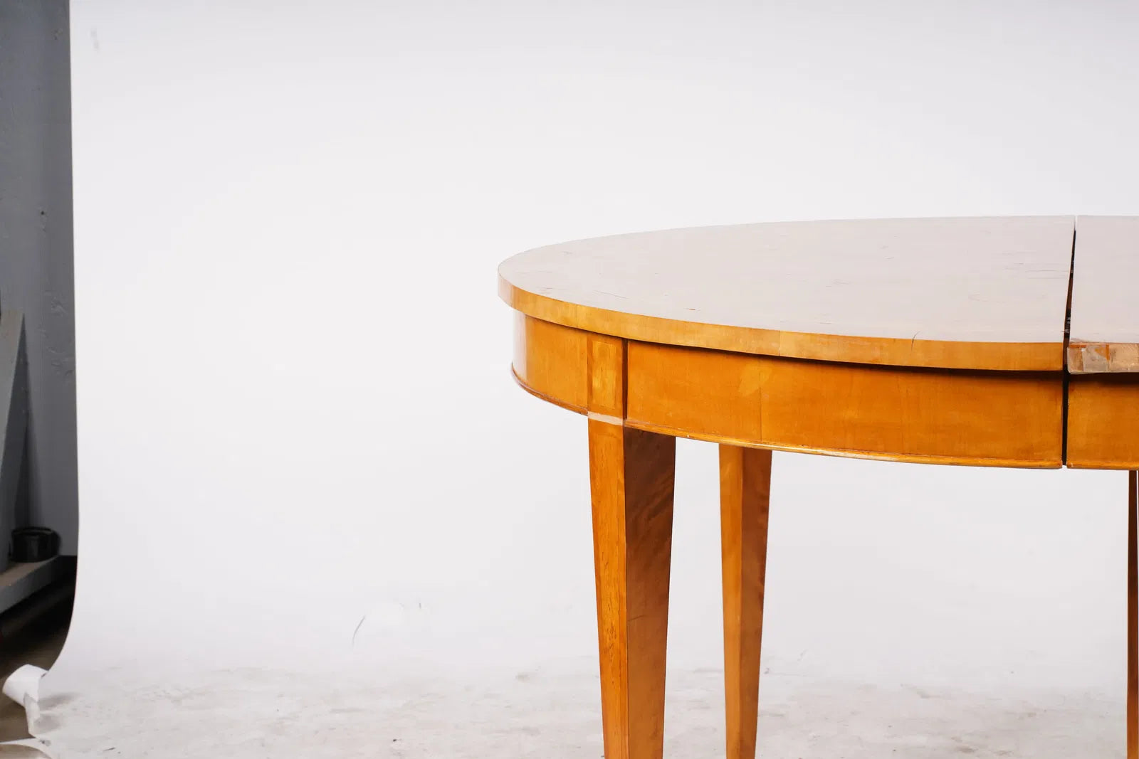 AF1-411: Circa 1930's Birch French Art Deco Moderne With Burl Inlay Round Expandable Dining Table With 2 Leaves