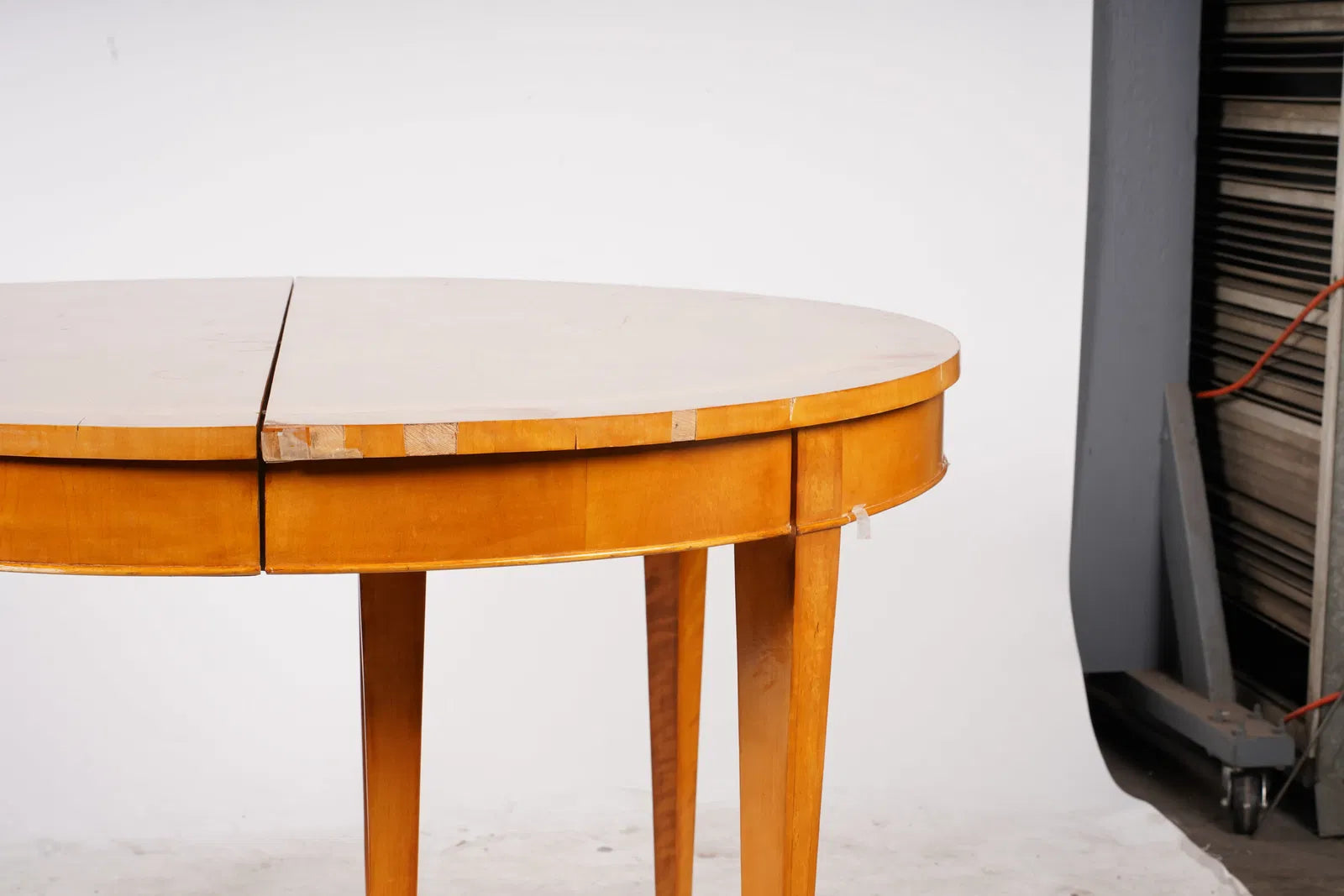 AF1-411: Circa 1930's Birch French Art Deco Moderne With Burl Inlay Round Expandable Dining Table With 2 Leaves