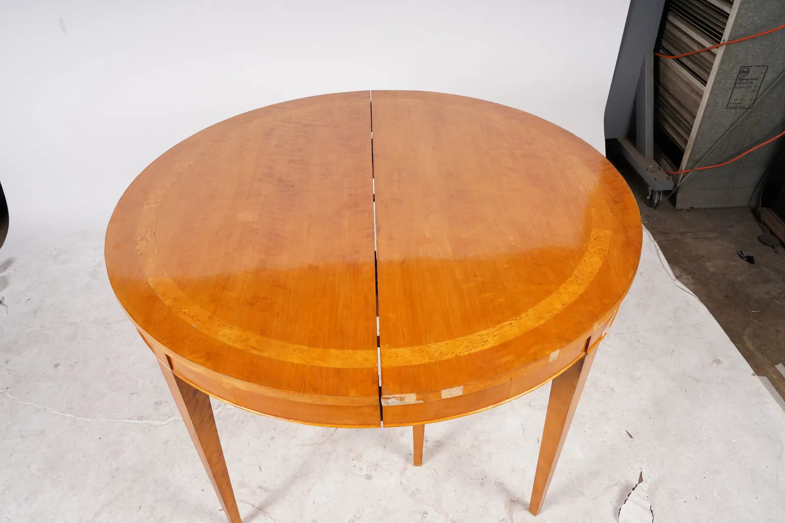 AF1-411: Circa 1930's Birch French Art Deco Moderne With Burl Inlay Round Expandable Dining Table With 2 Leaves