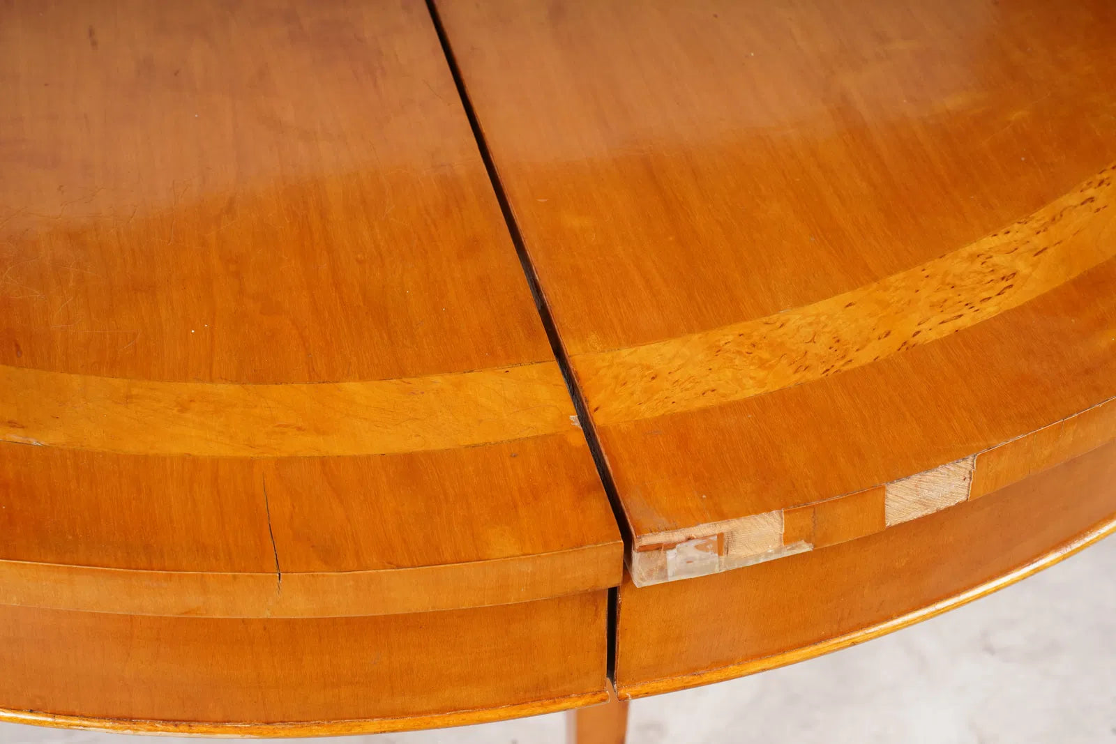 AF1-411: Circa 1930's Birch French Art Deco Moderne With Burl Inlay Round Expandable Dining Table With 2 Leaves