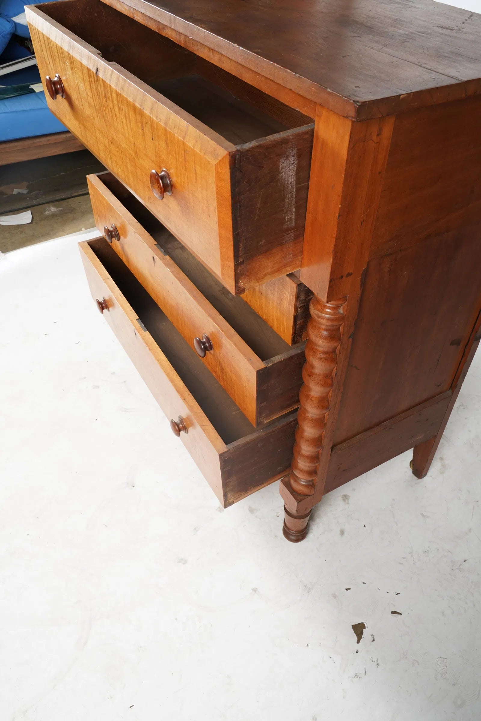 AF4-018: Antique Early 19th Century American Federal Tiger Maple and Cherry Chest of Four Drawers