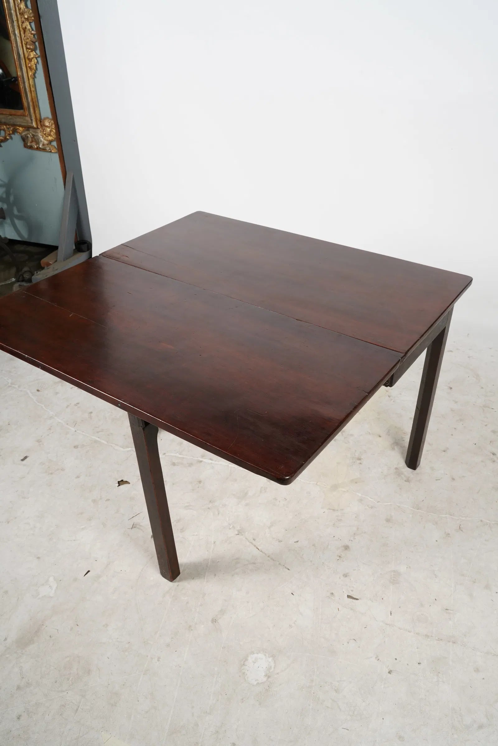 AF1-036: Late 18th Century English Georgian Mahogany Drop Leaf Gate Leg Table