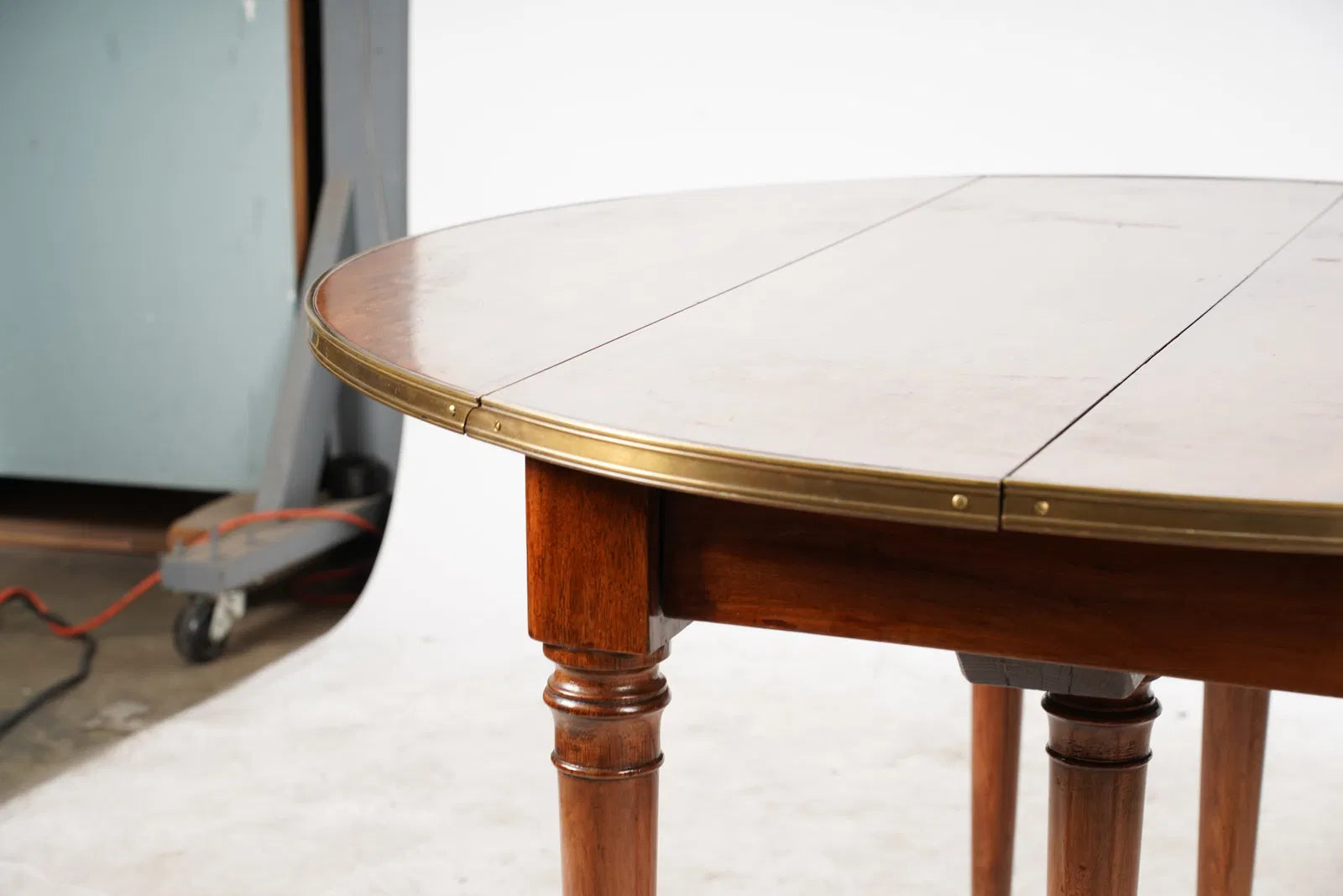 AF1-064: Antique Early 19th Century English Regency Drop Leaf Extensions Table With Brass Mounted Edging