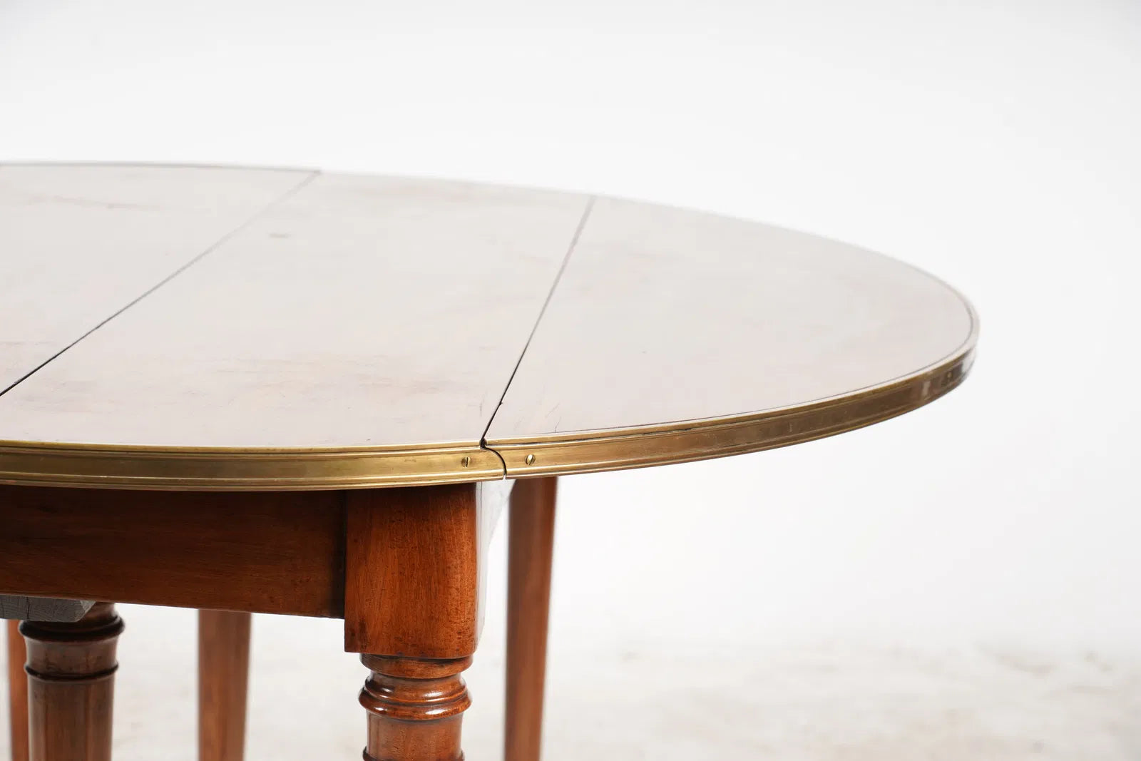 AF1-064: Antique Early 19th Century English Regency Drop Leaf Extensions Table With Brass Mounted Edging