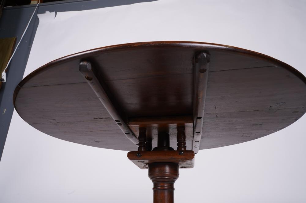 AF1-075:  ANTIQUE LATE 18TH AMERICAN FEDERAL OAK TILT TOP TRIPOD TABLE